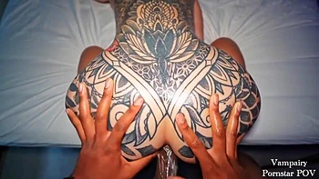 Рыжая MILF ебется с игрушками и кончает в зад от первого лица