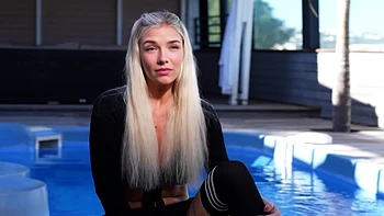 Aeryn, 28 años, chupa dos pollas de sementales