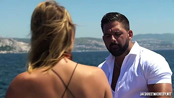 Le patron du cercle de jeux baise ses clientes milf tatouées