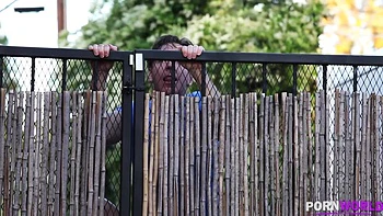 Il lèche son cul et baise ses gros seins en talons