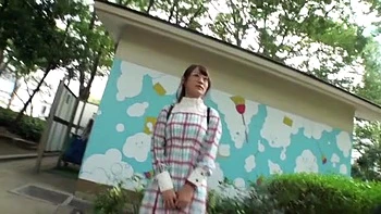 Chica pura con gafas se masturba y juega con pezones