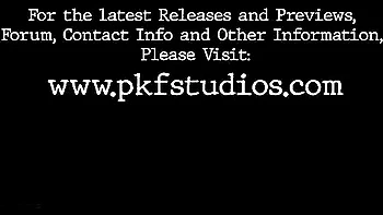 Chica pelirroja teen con tetas pequeñas y ojos verdes