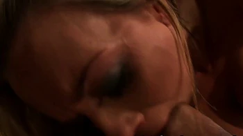 Blondes Girl mit fettem Blowjob und Gesichtsbesamung