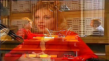 MILF morena goza num trio amador