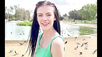 Jeune mince Bella Nova montre sa chatte serrée