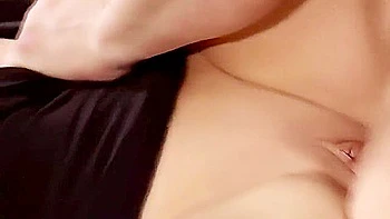 Blonde plantureuse aux énormes nichons