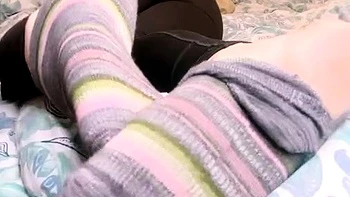 SnowPrincess демонстрирует свои носки и сексуальные стопы