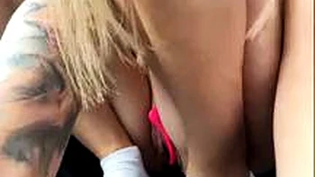 Russa se masturba sozinha