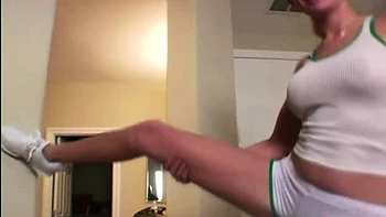 Блондинка Элли дразнит большие сиськи в соло тренировке