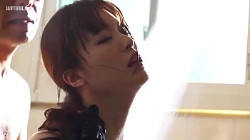 Unzensierte japanische Brünette mit großen Titten und Arsch