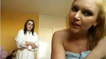 Amadoras lésbicas fazendo trio no chuveiro