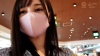 Fille mince asiatique baisée pendant un rendez-vous