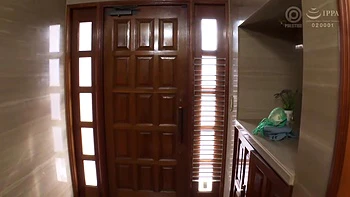 Garota asiática fofa gozando e tremendo no sexo