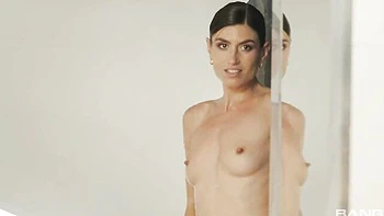 Julia Roca brune magnifique baisée en levrette et léchage de chatte