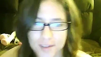 Nerdiges Mädchen wichst Amateur Selbstgemacht