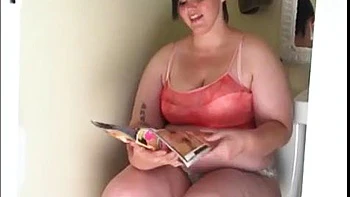 Milla Monroe: Große Titten und Arsch beim Dusch-Masturbation