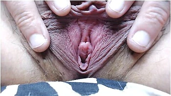 Grandes labios de coño colgando en vista trasera de culo