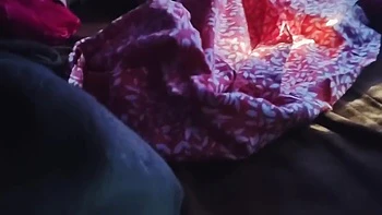 Fille indienne poilue à côté déshabille et saisit ma bite