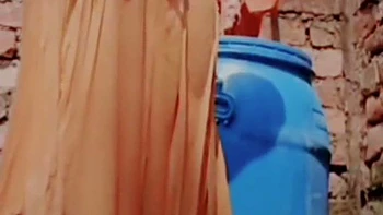 Bhabhi india se graba desnuda bañándose al aire libre