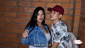 Virgen tiene sexo público en el mall con Savannah Watson