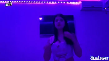 Brünette Teen POV tief in den Hals gefickt