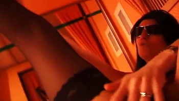 Итальянская зрелая брюнетка жестко трахает