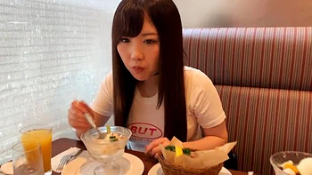 Японская любительница сосет и трахается сзади