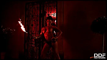 Брюнетка-пироманка трахается с большими сиськами на улице