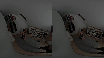 Bruneta chupando e cavalgando hardcore nos bastidores