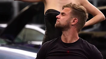 Léa, 27, milf francesa com peitos grandes e tatuagens