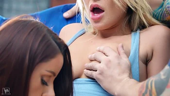 Blowjob-Dreier mit blondem und brünettem Titten-Spielzeug