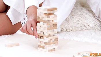 Ados copines transforment Jenga en suce et baise sensuelle