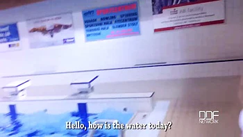 Blonde aux seins naturels fait sa première fellation en POV