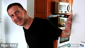 La plus grosse bonne déchirant son soutien-gorge baisée en levrette