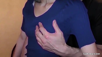 Adolescente asiática chupando e se masturbando com brinquedos