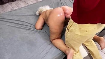 Madrasta mostra a bunda grande e deixa enteado foder analmente