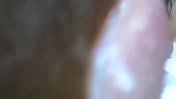 Итальянская любительница мастурбирует черным дилдо с грязными словами