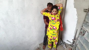 Sexo secreto na vila com Sona Bhabhi, peitos grandes e beijos quentes