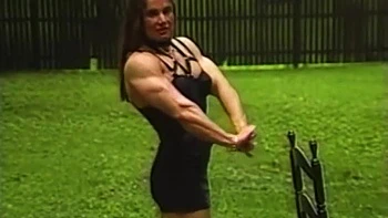 Мускулистая MILF раздеваться на публике