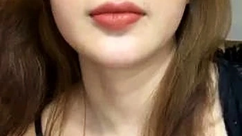 Rubia le hace una mamada a asiática en lencería