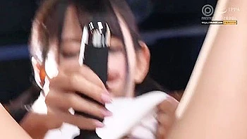 Magrela se masturba com dedos e vibrador, goza muito