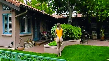 Rothaariges Teen mit fettem Arsch hart gefickt