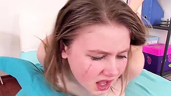 Serenity baise pour la première fois avec grosse queue en anal