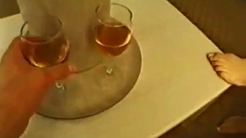 Amatrice se masturbe seule sous l'eau