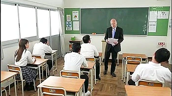 Азиатская милфа с большой грудью получает анальный кремпай в колледже