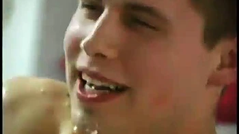 Brunette amadora de óculos dando boquete apertado