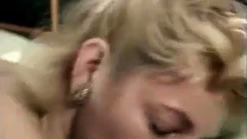 Madura peluda chupando e cavalgando loira