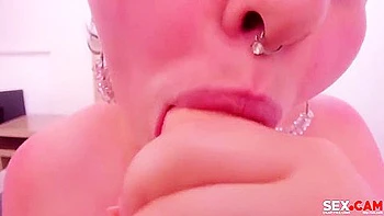 Baby Doll schüttelt dicken Arsch und große Titten