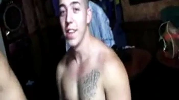 Katrina macht tiefen Blowjob und fette Cumshot