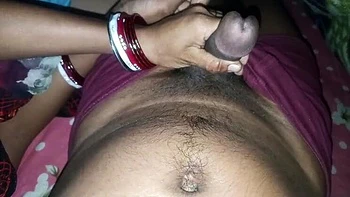 Indische Desi Bhabhi bekommt Doggy-Creampie im Dorfzimmer